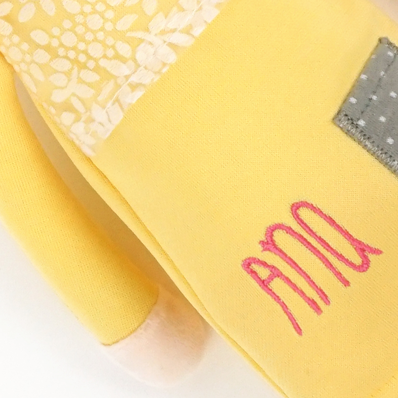 Muñeca Metoo Ángela Amarilla Personalizada - Imagen 3